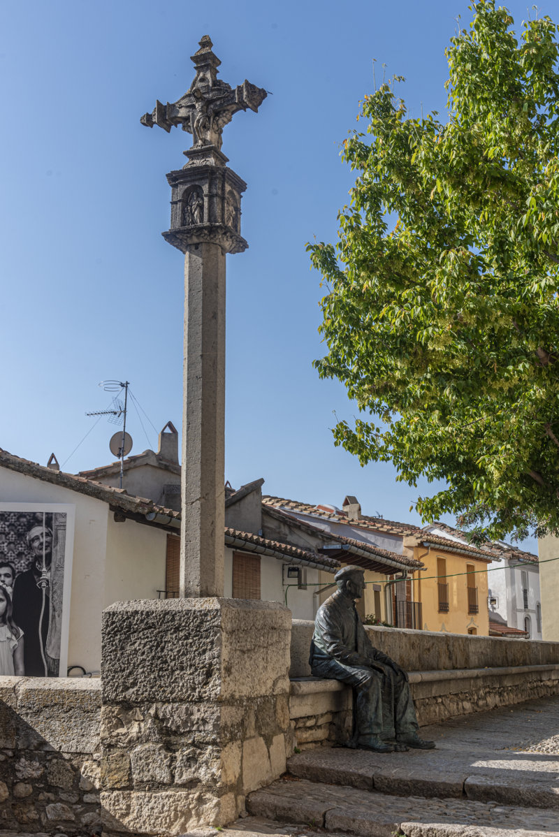 Castelló de la Plana - Morella 038 - escultura a Julián García Gisbert.jpg